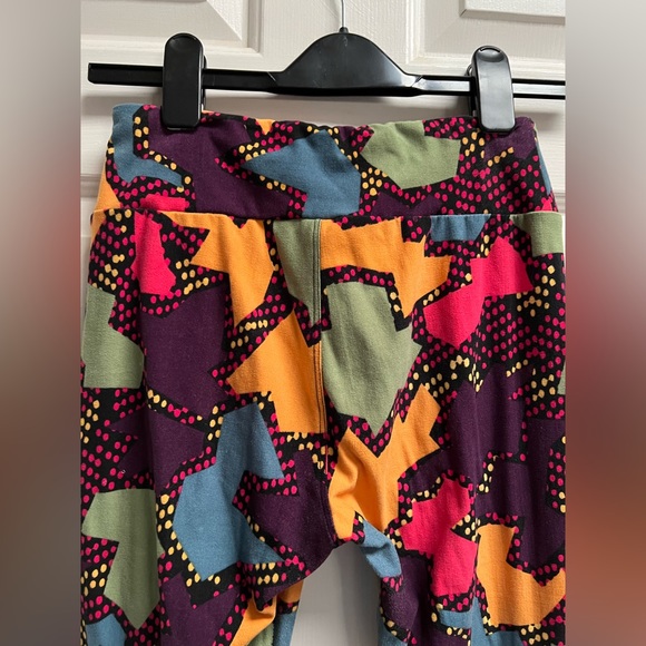 LULAROE in EUC (Excellent Used Condition) OS Leggings One Size. - Picture 3 of 11